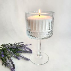 Facetslebet glas p� h�j fod